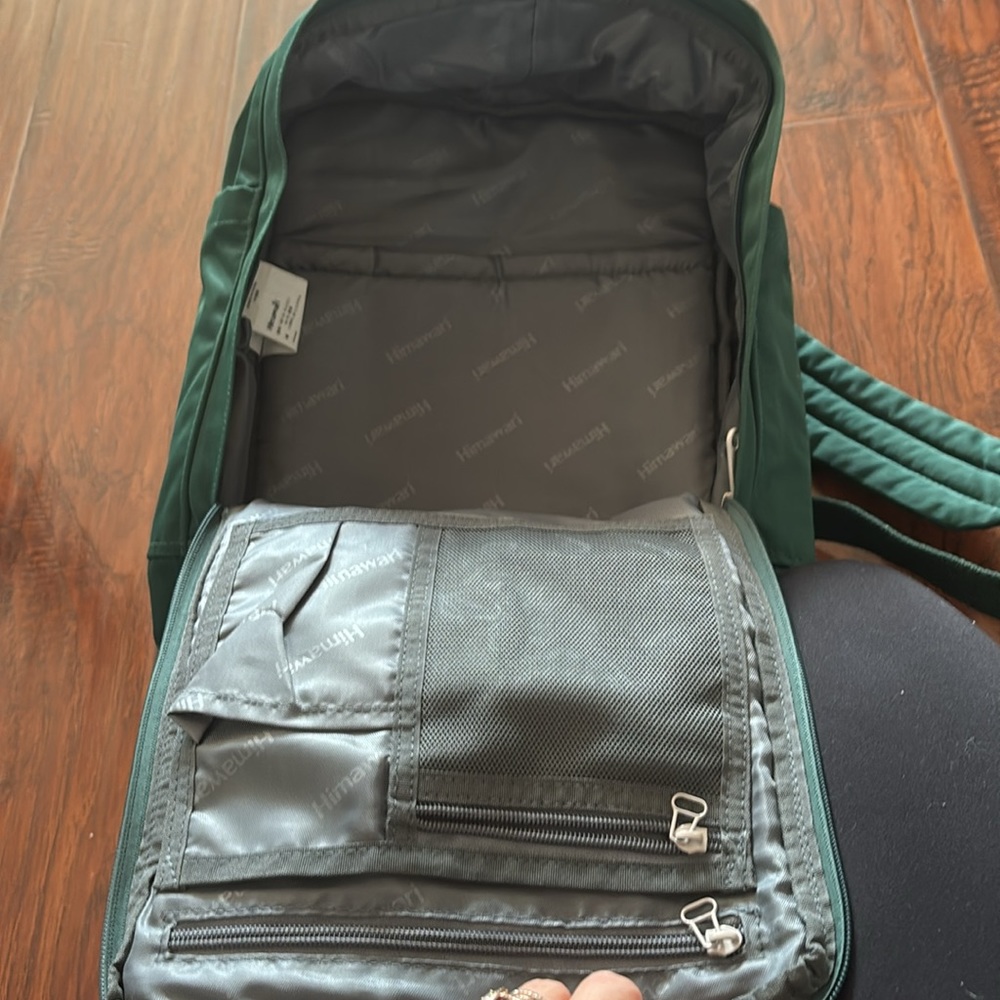 Green backpack - Picture 4 of 5